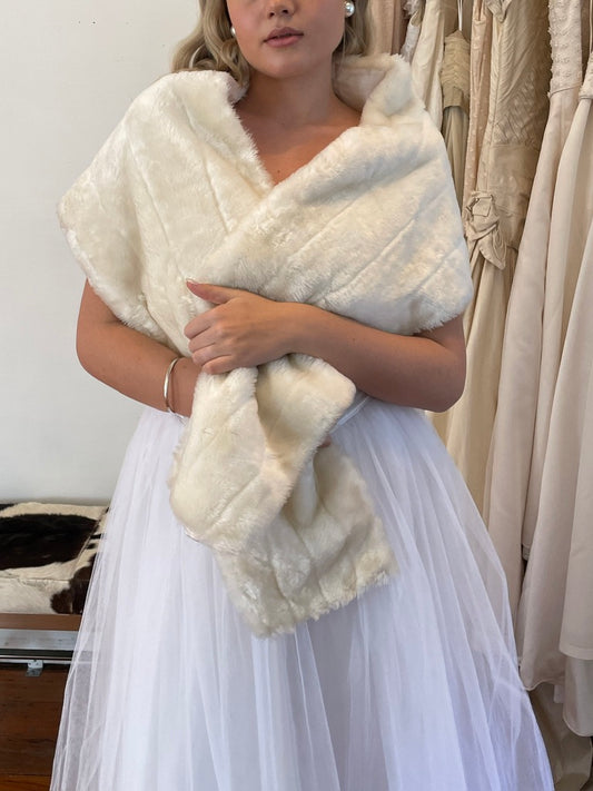 Vintage 90s cream faux fur stole