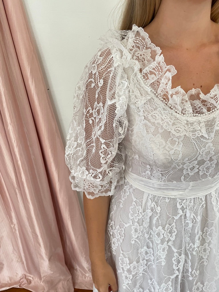 Vintage 80s lace puff sleeve wedding dress with bow