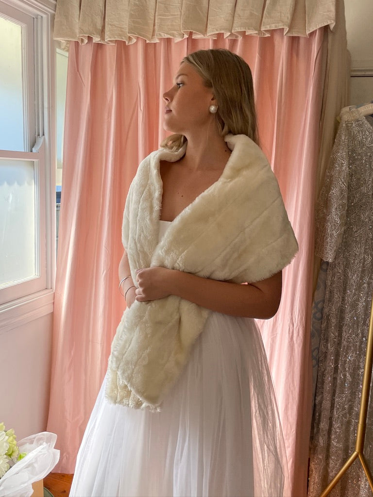 Vintage 90s cream faux fur stole