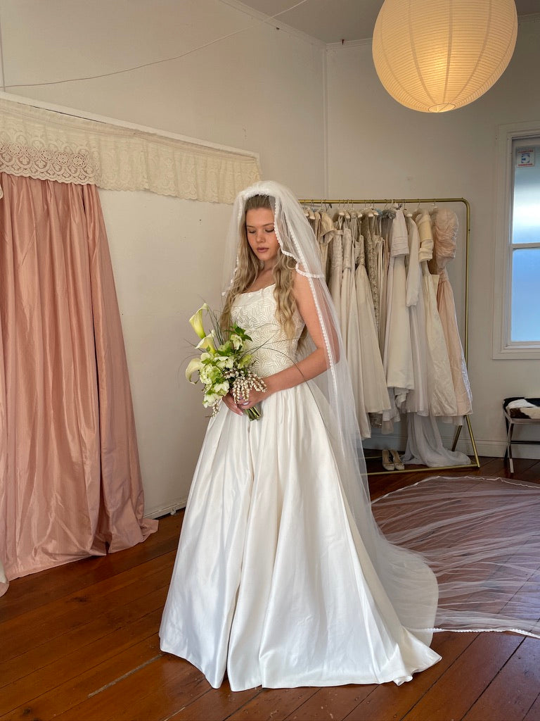 Vintage 70s Cathedral veil with lace trim