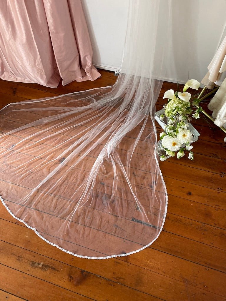 Vintage 70s Cathedral veil with lace trim