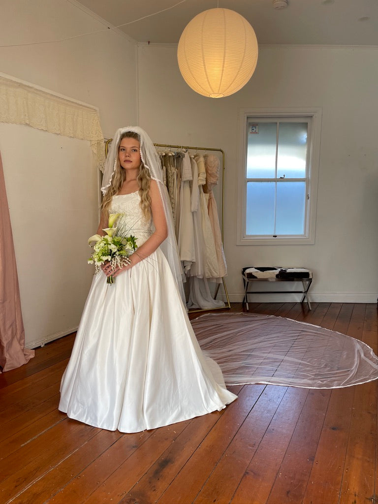 Vintage 70s Cathedral veil with lace trim