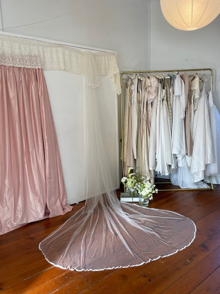 Vintage 70s Cathedral veil with lace trim