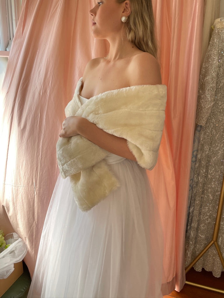 Vintage 90s cream faux fur stole